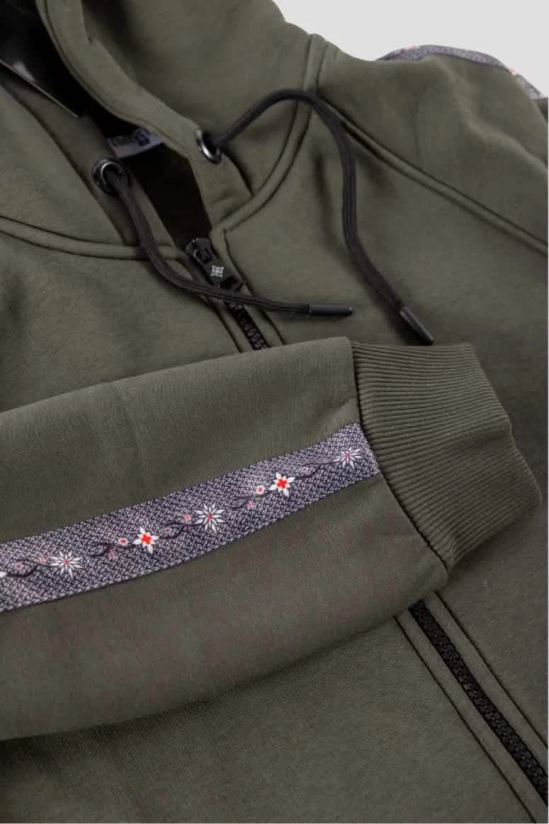 Damen-Sweatjacke mit Edelweiss-Muster, Kapuze und Taschen.