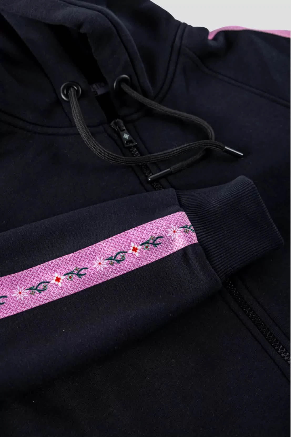 Damen-Sweatjacke mit Edelweiss-Muster, Kapuze und Taschen.