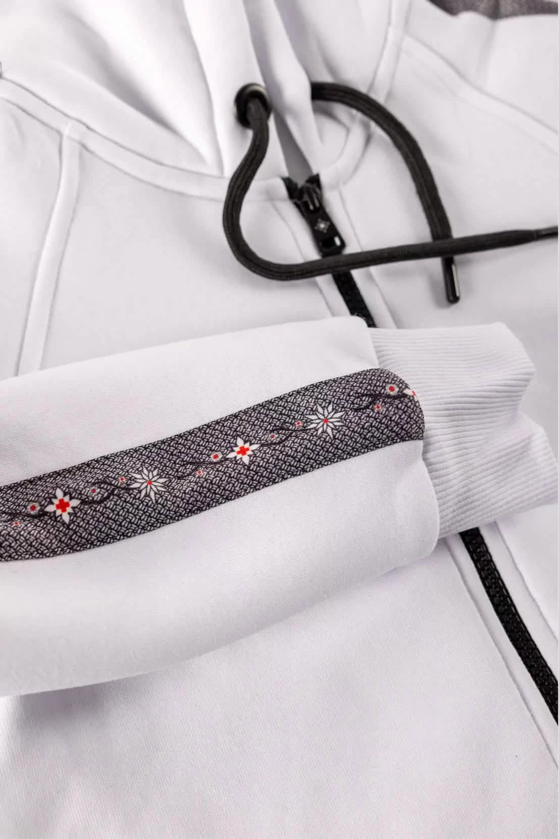 Damen-Sweatjacke mit Edelweiss-Muster, Kapuze und Taschen.