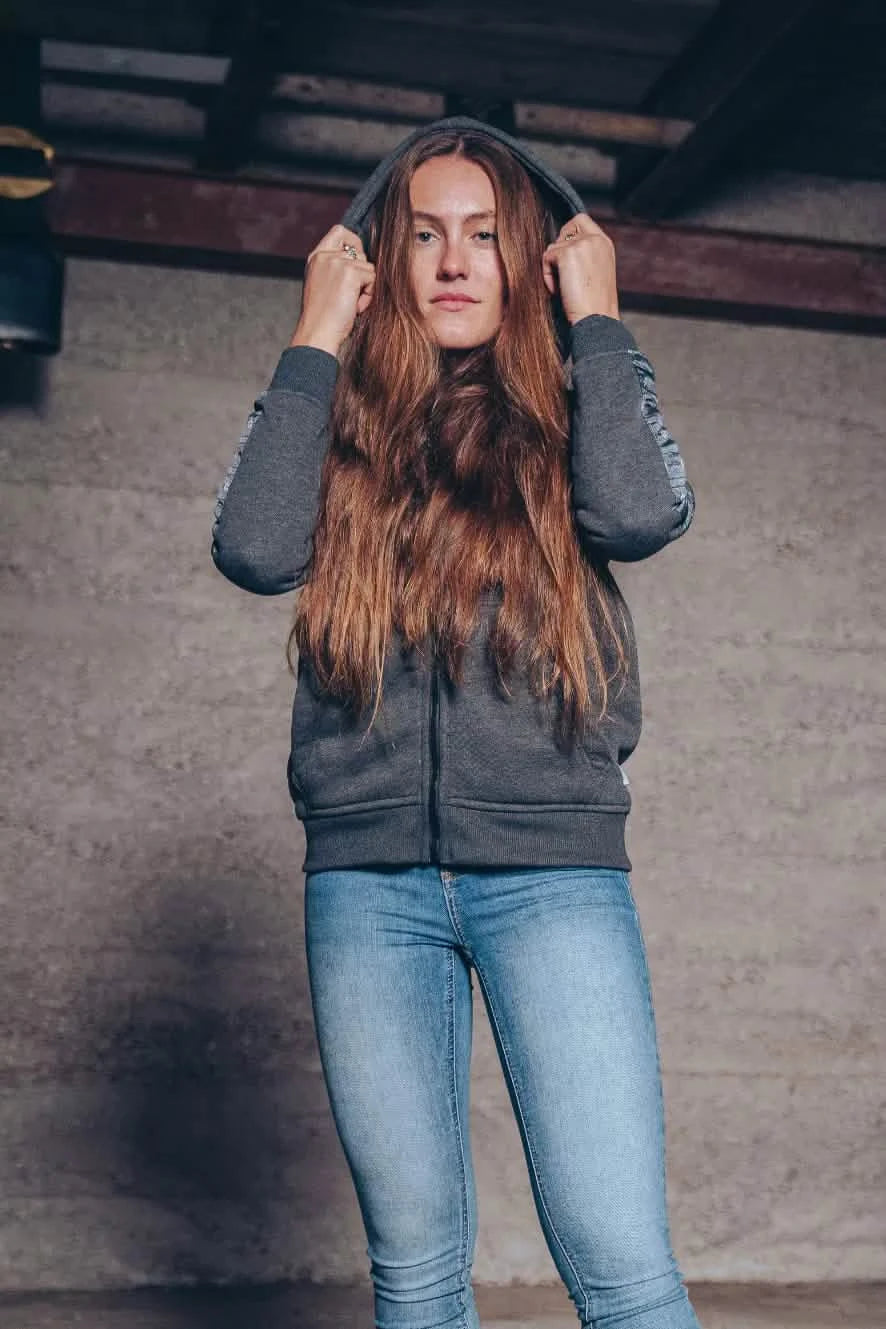 Damen-Sweatjacke mit Edelweiss-Muster, Kapuze und Taschen.