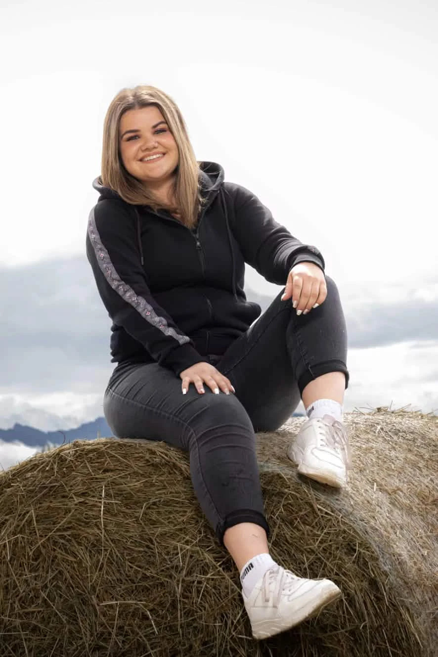 Damen-Sweatjacke mit Edelweiss-Muster, Kapuze und Taschen.