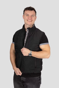 Gilet Edelweiss Herren in Schwarz mit grauem Edelweiss-Muster, hochwertig verarbeitet, mit dezenten Edelweiss-Streifen am Reissverschluss und Nacken, ideal für Arbeit, Freizeit und elegante Anlässe.