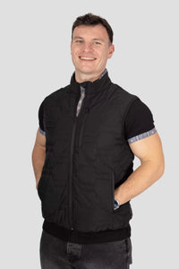 Gilet Edelweiss Herren in Schwarz mit grauem Edelweiss-Muster, hochwertig verarbeitet, mit dezenten Edelweiss-Streifen am Reissverschluss und Nacken, ideal für Arbeit, Freizeit und elegante Anlässe.