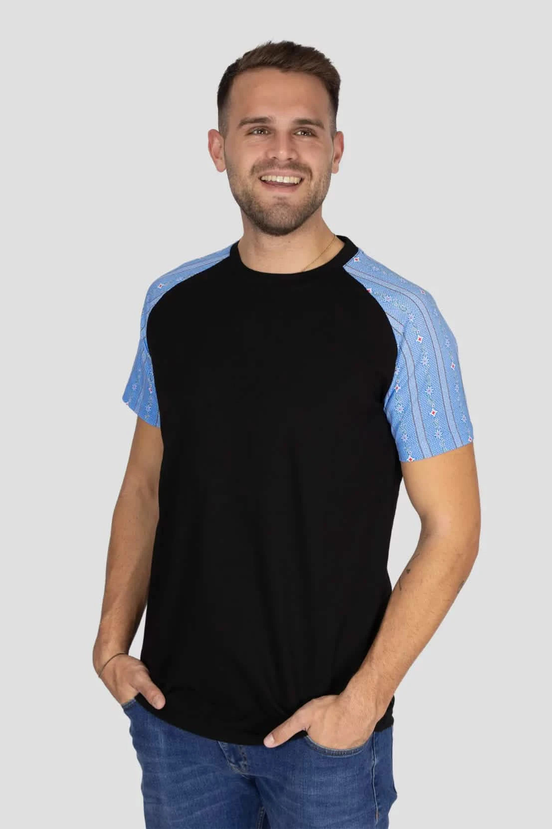 Herren T-Shirt Edelweiss Twist – Klassisches T-Shirt mit stilvollen Edelweiss-Akzenten an den Ärmeln. Weiche Baumwollmischung, bequeme Passform, perfekt für Alltag und Freizeit. Schweizer Design von Edelvetica.