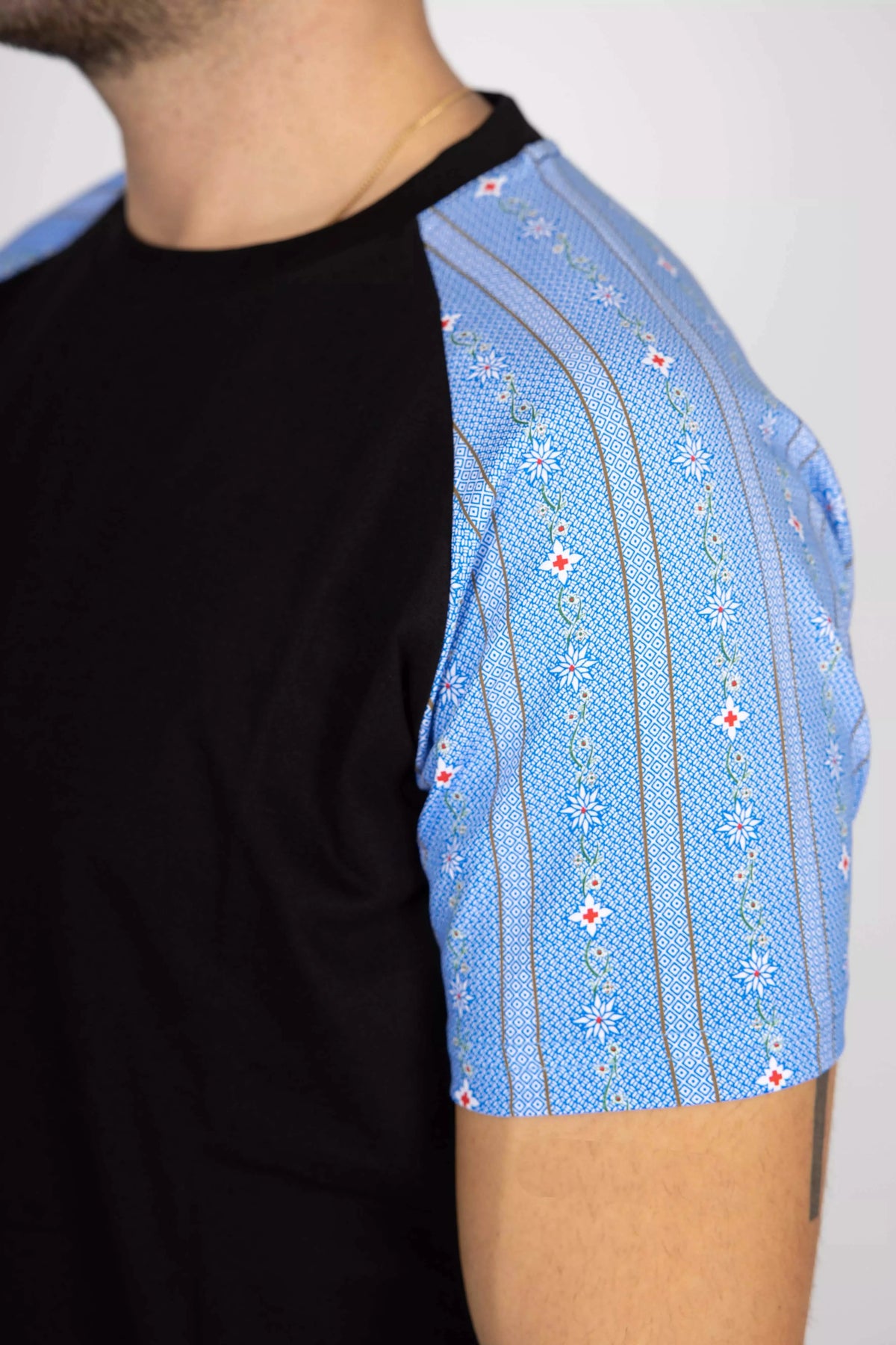 Herren T-Shirt Edelweiss Twist – Klassisches T-Shirt mit stilvollen Edelweiss-Akzenten an den Ärmeln. Weiche Baumwollmischung, bequeme Passform, perfekt für Alltag und Freizeit. Schweizer Design von Edelvetica.