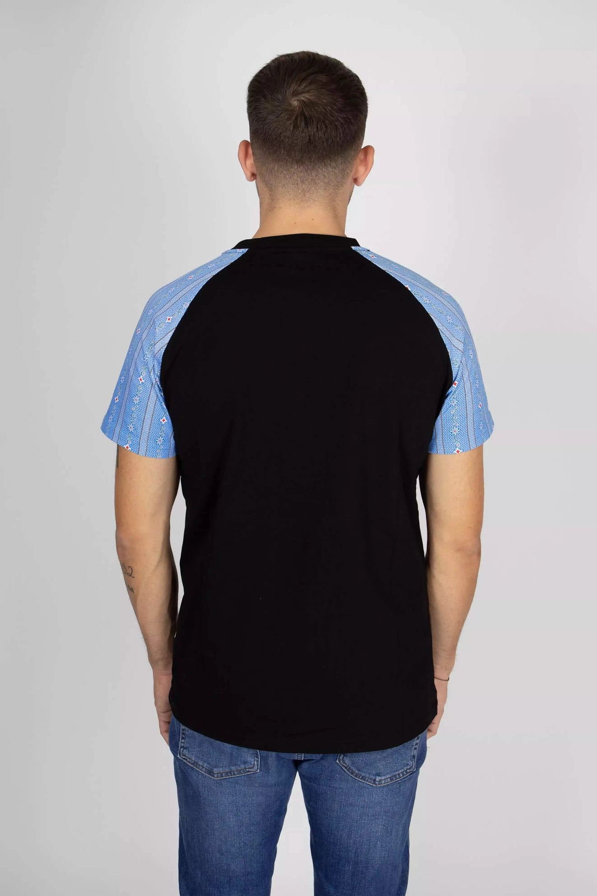 Herren T-Shirt Edelweiss Twist – Klassisches T-Shirt mit stilvollen Edelweiss-Akzenten an den Ärmeln. Weiche Baumwollmischung, bequeme Passform, perfekt für Alltag und Freizeit. Schweizer Design von Edelvetica.