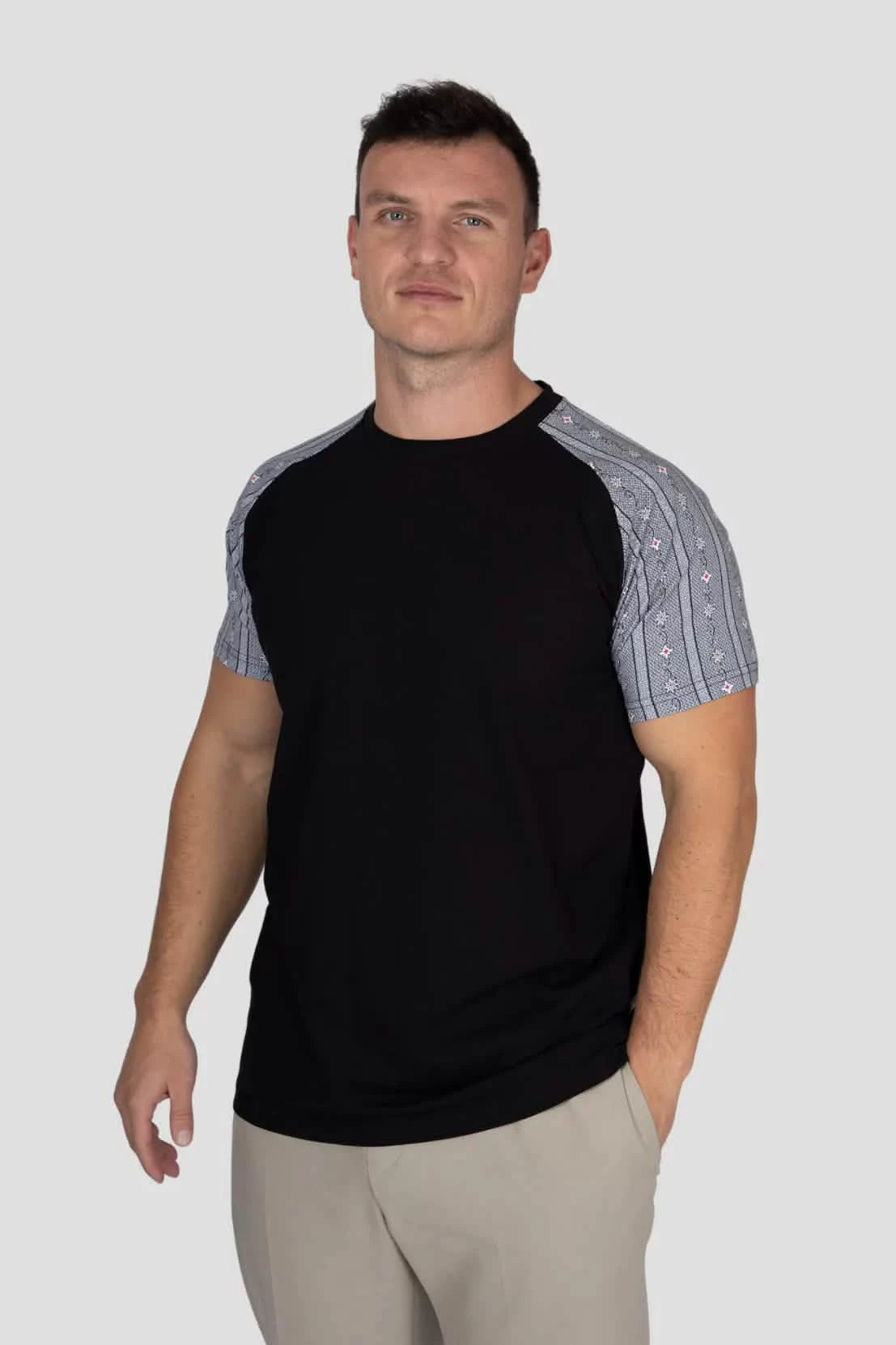 Herren T-Shirt Edelweiss Twist – Klassisches T-Shirt mit stilvollen Edelweiss-Akzenten an den Ärmeln. Weiche Baumwollmischung, bequeme Passform, perfekt für Alltag und Freizeit. Schweizer Design von Edelvetica.