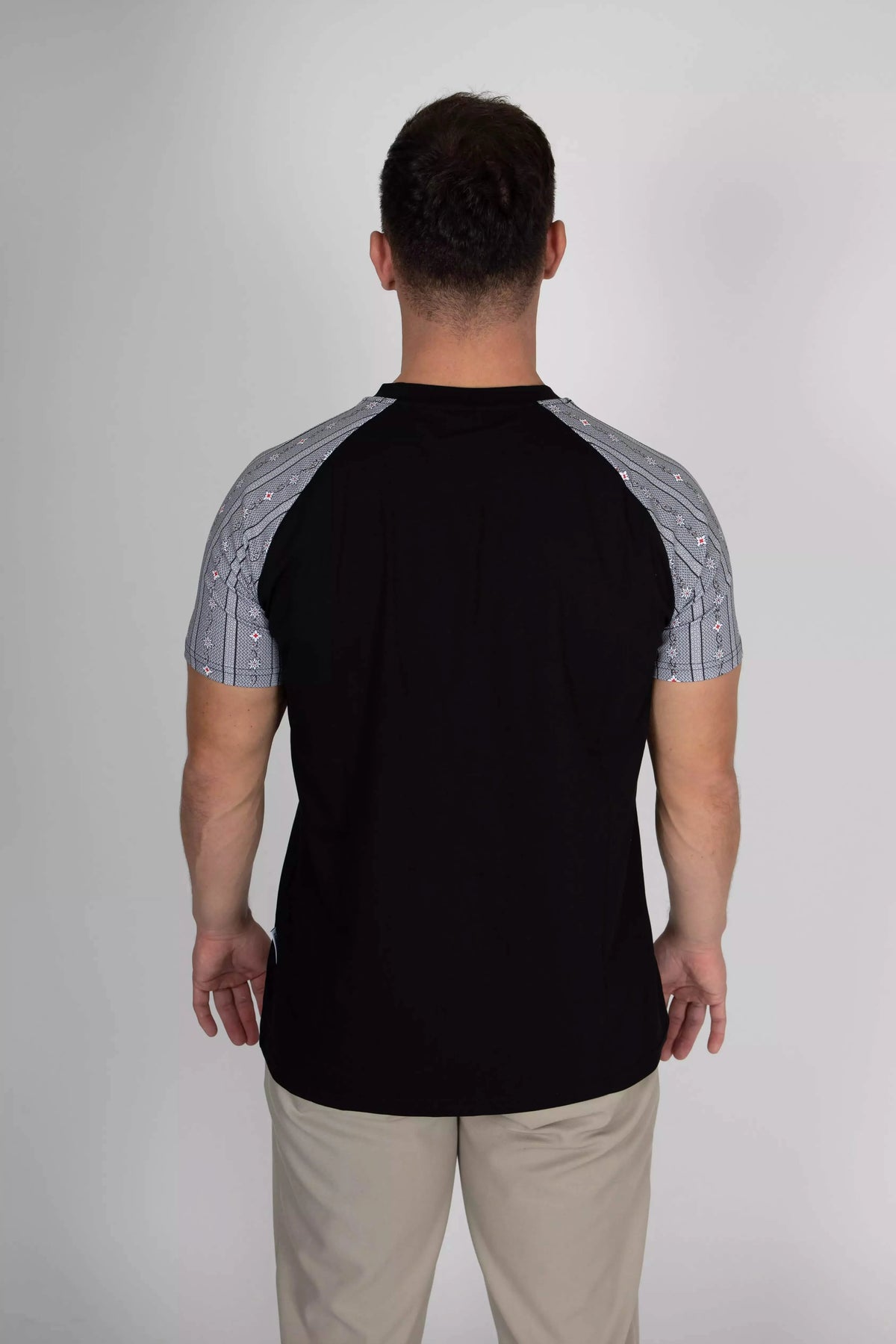 Herren T-Shirt Edelweiss Twist – Klassisches T-Shirt mit stilvollen Edelweiss-Akzenten an den Ärmeln. Weiche Baumwollmischung, bequeme Passform, perfekt für Alltag und Freizeit. Schweizer Design von Edelvetica.