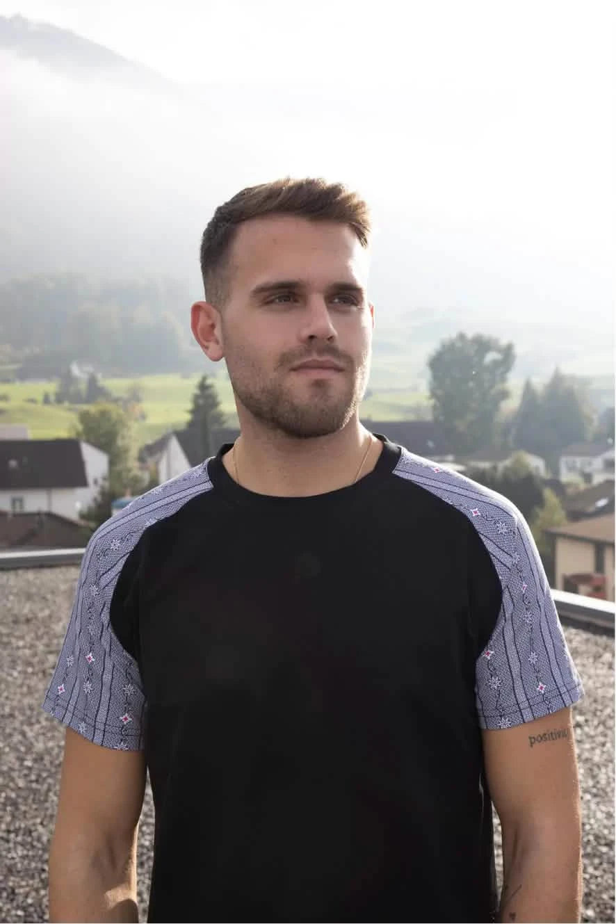 Herren T-Shirt Edelweiss Twist – Klassisches T-Shirt mit stilvollen Edelweiss-Akzenten an den Ärmeln. Weiche Baumwollmischung, bequeme Passform, perfekt für Alltag und Freizeit. Schweizer Design von Edelvetica.