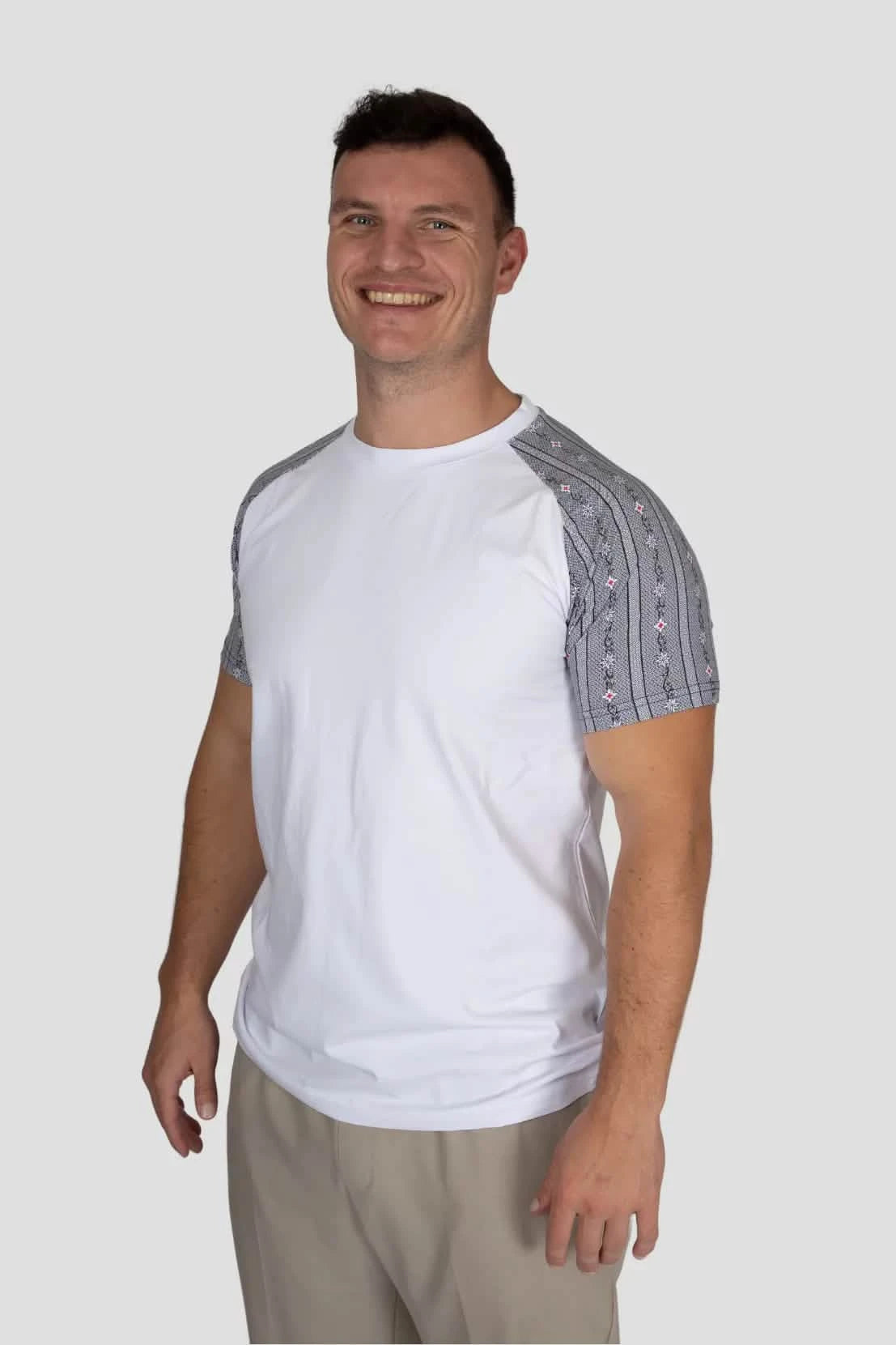 Herren T-Shirt Edelweiss Twist – Klassisches T-Shirt mit stilvollen Edelweiss-Akzenten an den Ärmeln. Weiche Baumwollmischung, bequeme Passform, perfekt für Alltag und Freizeit. Schweizer Design von Edelvetica.