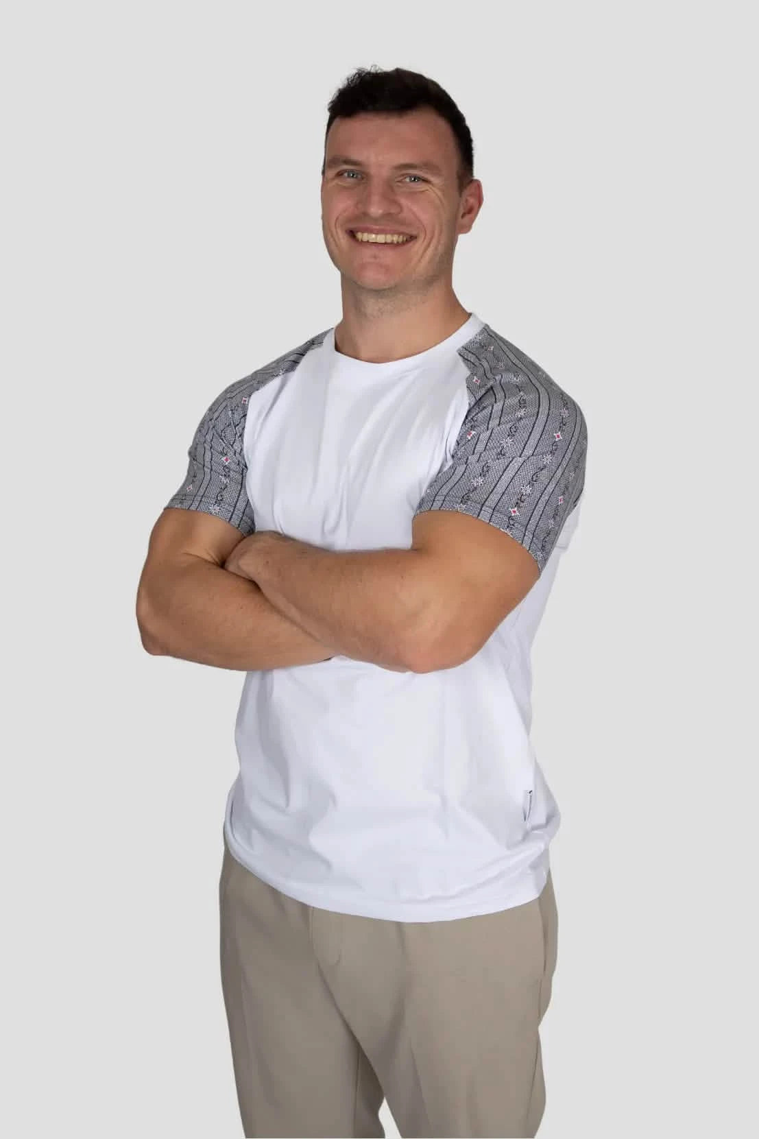 Herren T-Shirt Edelweiss Twist – Klassisches T-Shirt mit stilvollen Edelweiss-Akzenten an den Ärmeln. Weiche Baumwollmischung, bequeme Passform, perfekt für Alltag und Freizeit. Schweizer Design von Edelvetica.