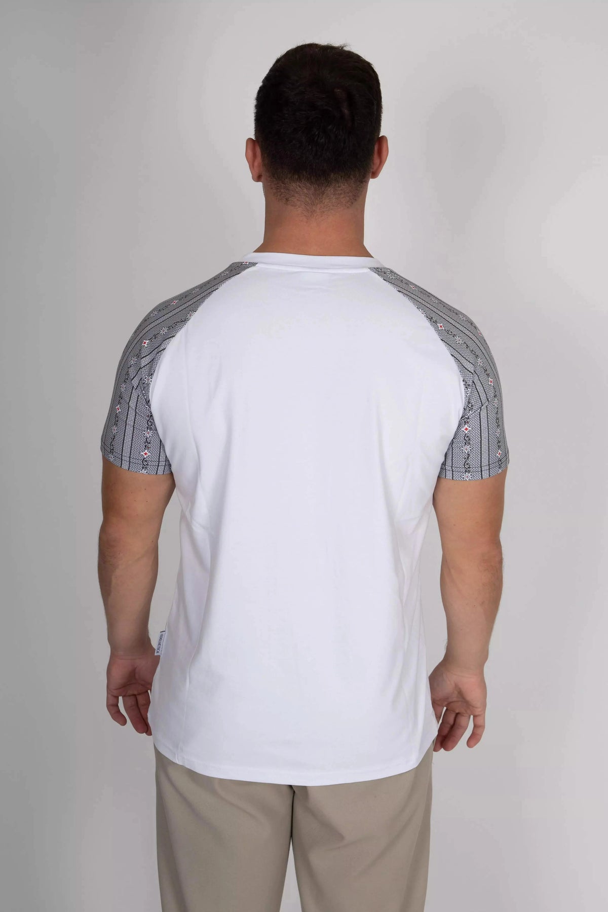 Herren T-Shirt Edelweiss Twist – Klassisches T-Shirt mit stilvollen Edelweiss-Akzenten an den Ärmeln. Weiche Baumwollmischung, bequeme Passform, perfekt für Alltag und Freizeit. Schweizer Design von Edelvetica.