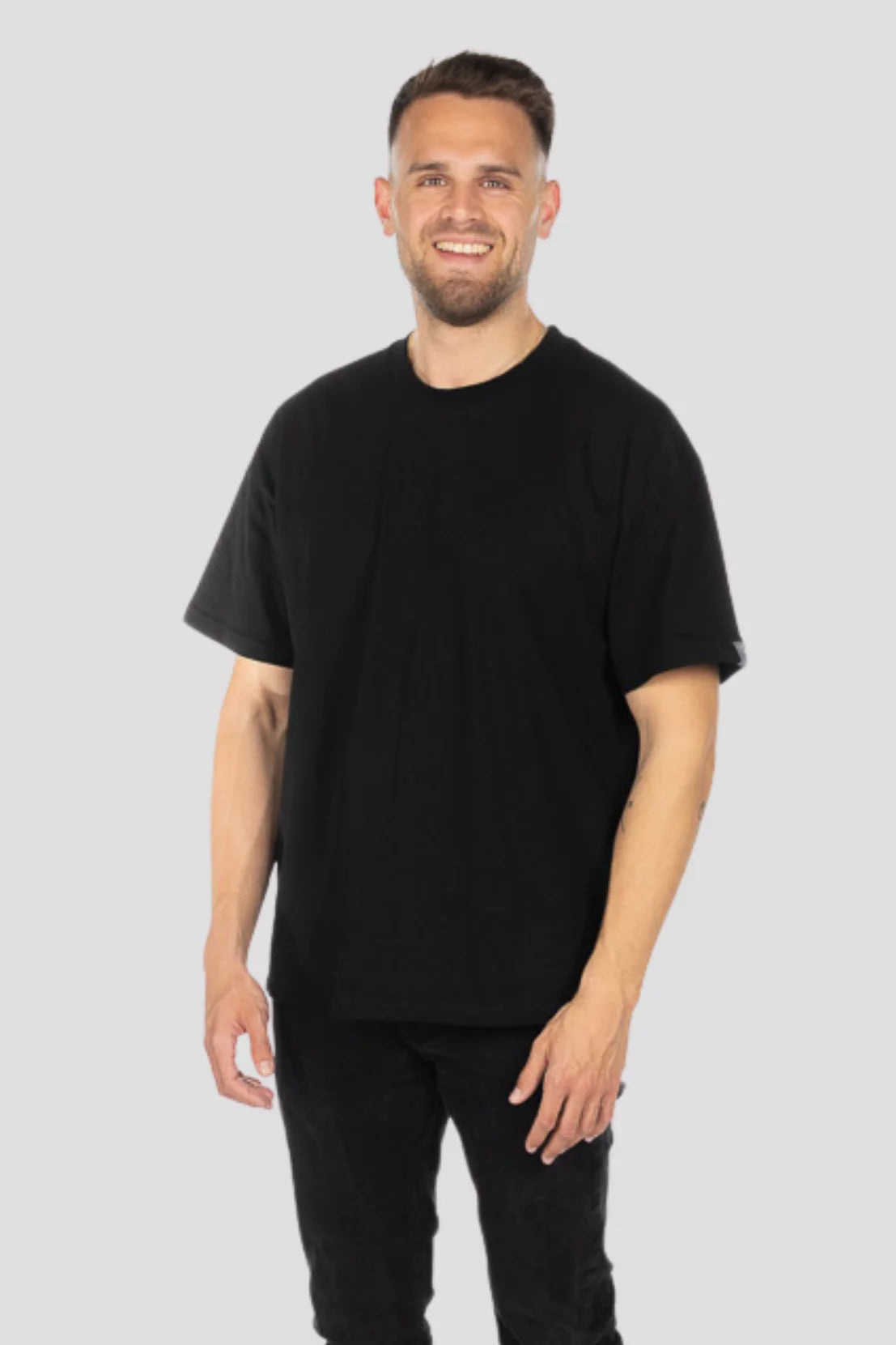 T-Shirt Edelweiss Oversized Light Herren mit dezentem Edelweiss-Badge am Arm – Oversized Fit aus 100 % Baumwolle