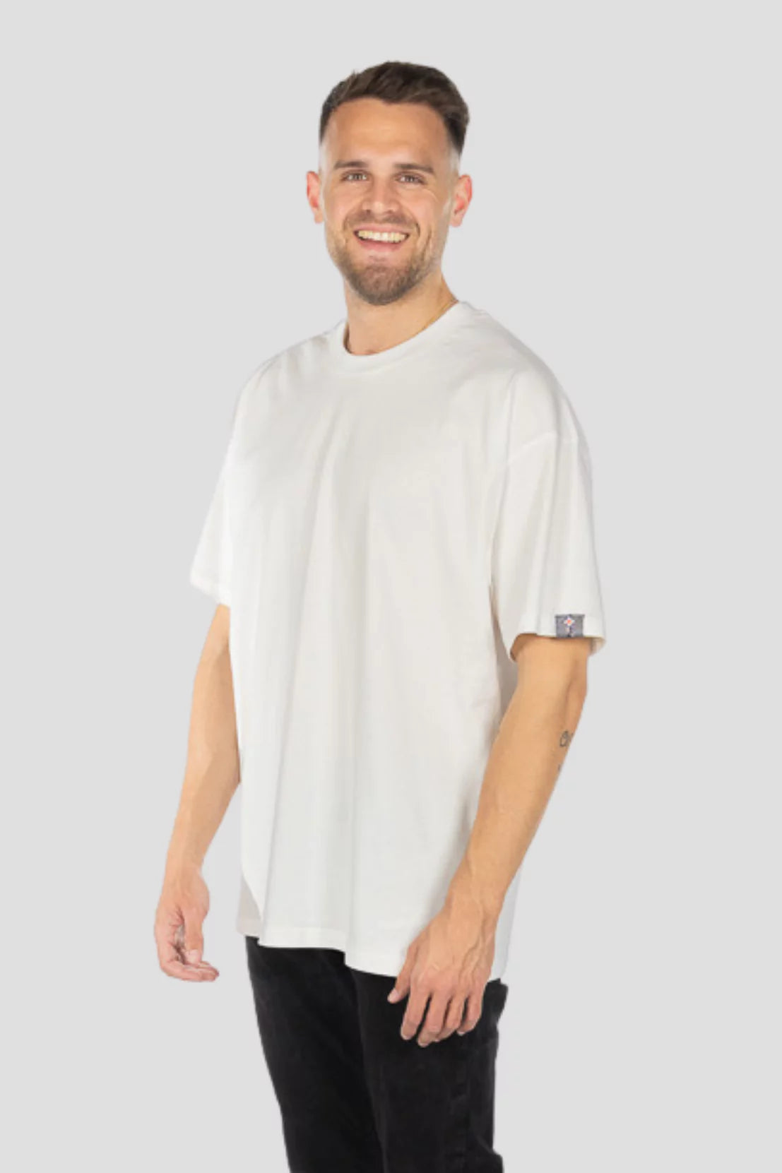 T-Shirt Edelweiss Oversized Light Herren mit dezentem Edelweiss-Badge am Arm – Oversized Fit aus 100 % Baumwolle