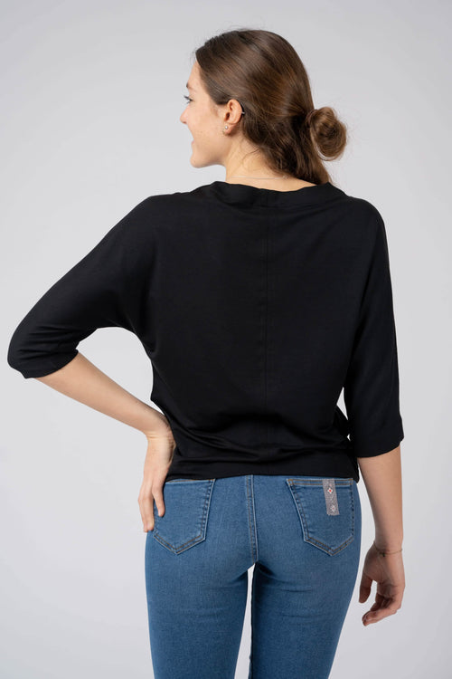 Damen Edelweiss Jeans von Edelvetica, eine modische und vielseitige Jeanshose. Charakterisiert durch einzigartige Edelweiss-Stickereien, die der Jeans eine besondere Note verleihen. Perfekt für einen lässig-eleganten Look, der Tradition und modernen Stil vereint.