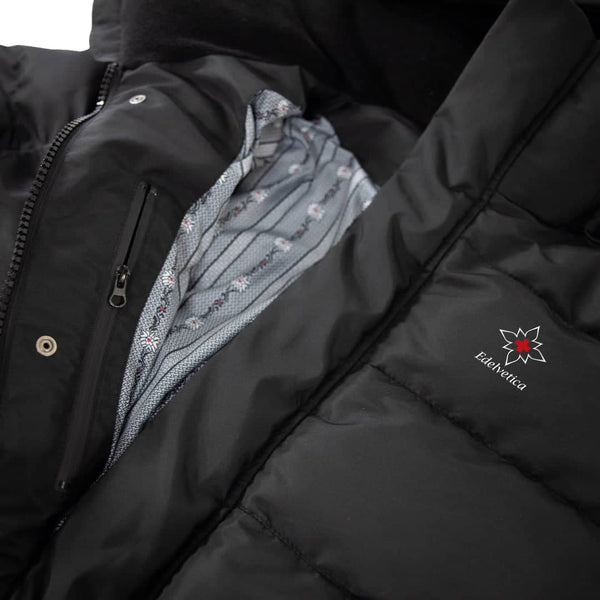 Damen Winterjacke von Edelvetica, handgefertigt für höchste Qualität. Diese stilvolle Jacke zeichnet sich durch ein einzigartiges Edelweiss-Muster auf der Innenseite aus, das traditionelle Schweizer Elemente mit modernem Design verbindet. Die Jacke verbindet Funktionalität mit einem stilvollen Design, ideal für den modischen Auftritt in der Winterlandschaft.