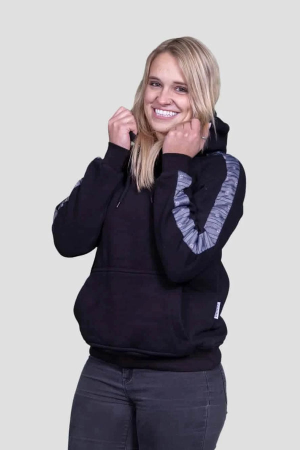 Damen Edelweiss-Kapuzenpullover – Gemütlicher Hoodie mit traditionellem Edelweiss-Muster an den Ärmeln. Weiche Baumwollmischung, lockere Passform, ideal für Freizeit und Outdoor. Schweizer Design von Edelvetica.