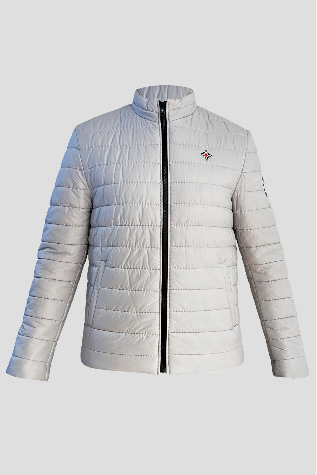 Herren Edelweiss Übergangsjacke von Edelvetica, eine elegante und funktionale Jacke. Sie zeichnet sich durch das charakteristische Edelweiss-Design aus, das stilvolle Akzente setzt. Ideal für die Übergangszeit, vereint die Jacke Komfort mit modischem Ausdruck und eignet sich perfekt für vielseitige Outfits.