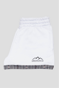 Damen Shorts von Edelvetica mit Edelweiss-Abschluss und Logo, eine modische und praktische Wahl für Freizeitaktivitäten. Diese Shorts zeichnen sich durch ein charakteristisches Edelweiss-Muster am Abschluss und das Edelvetica-Logo aus, was einen Hauch von alpiner Eleganz und Markenidentität verleiht. Ideal für Frauen, die lässige, aber stilvolle Kleidung schätzen.