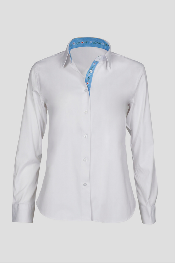Damen Edelweiss Bluse von Edelvetica, elegant und traditionell gestaltet. Die Bluse zeichnet sich durch ein feines Edelweiss-Muster aus, das einen Hauch von alpiner Eleganz verleiht. Sie ist ideal für Anlässe, bei denen eine Kombination aus klassischem Stil und modischer Raffinesse gefragt ist.