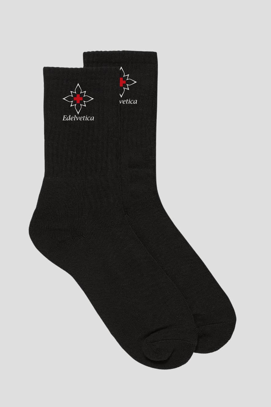 Socken im 3er-Pack von Edelvetica, längere Länge, die Komfort und Stil vereinen. Diese Socken zeichnen sich durch ein subtiles, aber charakteristisches Design aus, ideal für den täglichen Gebrauch. Sie bieten eine perfekte Mischung aus Funktionalität und modischer Eleganz.