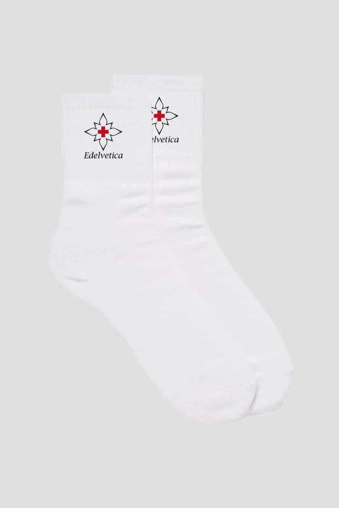 Socken im 3er-Pack von Edelvetica, mittlere Länge, die Komfort und Stil vereinen. Diese Socken zeichnen sich durch ein subtiles, aber charakteristisches Design aus, ideal für den täglichen Gebrauch. Sie bieten eine perfekte Mischung aus Funktionalität und modischer Eleganz.
