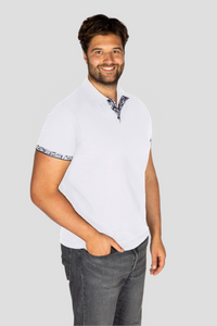 Herren Scherenschnitt Polo-Shirt von Edelvetica, gekennzeichnet durch einzigartige Scherenschnitt-Details am Kragen und den Armabschlüssen. Dieses elegante Polo-Shirt verbindet traditionelle Schweizer Kunst mit modernem Stil und bietet eine stilvolle Option für diverse Anlässe. Perfekt für eine anspruchsvolle Garderobe, die traditionelle Elemente und zeitgenössische Mode vereint.