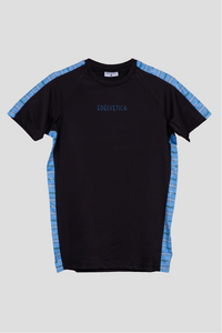 Herren Edelweiss Sportshirt von Edelvetica, ein funktionelles und stilvolles Sportbekleidungsstück. Das Shirt besticht durch ein charakteristisches Edelweiss-Design, das sportliche Funktionalität mit einem Hauch von alpiner Ästhetik verbindet. Ideal für aktive Herren, die Wert auf Komfort und Stil bei ihren sportlichen Aktivitäten legen.