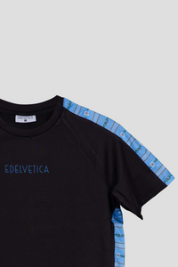 Herren Edelweiss Sportshirt von Edelvetica, ein funktionelles und stilvolles Sportbekleidungsstück. Das Shirt besticht durch ein charakteristisches Edelweiss-Design, das sportliche Funktionalität mit einem Hauch von alpiner Ästhetik verbindet. Ideal für aktive Herren, die Wert auf Komfort und Stil bei ihren sportlichen Aktivitäten legen.