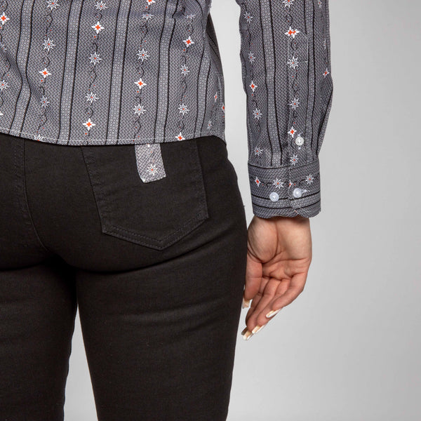 Damen Edelweiss Bluse von Edelvetica, gekennzeichnet durch ein traditionelles und zugleich modernes Design. Diese Bluse ist mit einem charakteristischen Edelweiss-Muster verziert und bietet eine perfekte Mischung aus Schweizer Tradition und zeitgemäßer Eleganz. Ideal für formelle und informelle Anlässe, bei denen stilvolle Kleidung gefragt ist.