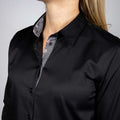 Damen Edelweiss Bluse von Edelvetica, elegant und traditionell gestaltet. Die Bluse zeichnet sich durch ein feines Edelweiss-Muster aus, das einen Hauch von alpiner Eleganz verleiht. Sie ist ideal für Anlässe, bei denen eine Kombination aus klassischem Stil und modischer Raffinesse gefragt ist.