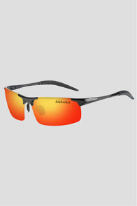 Unisex Sonnenbrille 'Race' von Edelvetica, ein sportliches und dynamisches Design. Diese Sonnenbrille präsentiert einen modernen, aerodynamischen Stil, perfekt für Aktivitäten und Lebensstile mit hohem Tempo. Sie bietet sowohl für Männer als auch für Frauen einen trendigen und funktionalen Sonnenschutz.