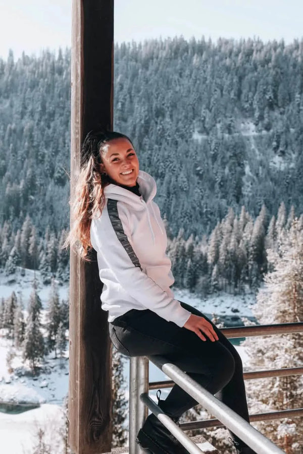 Damen Edelweiss-Kapuzenpullover – Gemütlicher Hoodie mit traditionellem Edelweiss-Muster an den Ärmeln. Weiche Baumwollmischung, lockere Passform, ideal für Freizeit und Outdoor. Schweizer Design von Edelvetica.