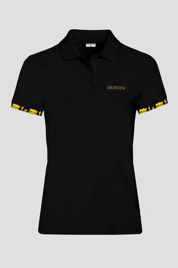 Damen Polo-Shirt 'Alpaufzug' von Edelvetica, das traditionelle Schweizer Motive mit modernem Poloshirt-Design kombiniert. Das Shirt zeigt eine detailreiche Darstellung des Alpaufzugs, einem kulturell bedeutsamen Ereignis in der Schweiz. Es ist ideal für einen lässigen, doch kulturell inspirierten Look, der sowohl Alltagstauglichkeit als auch ein einzigartiges Designelement bietet.