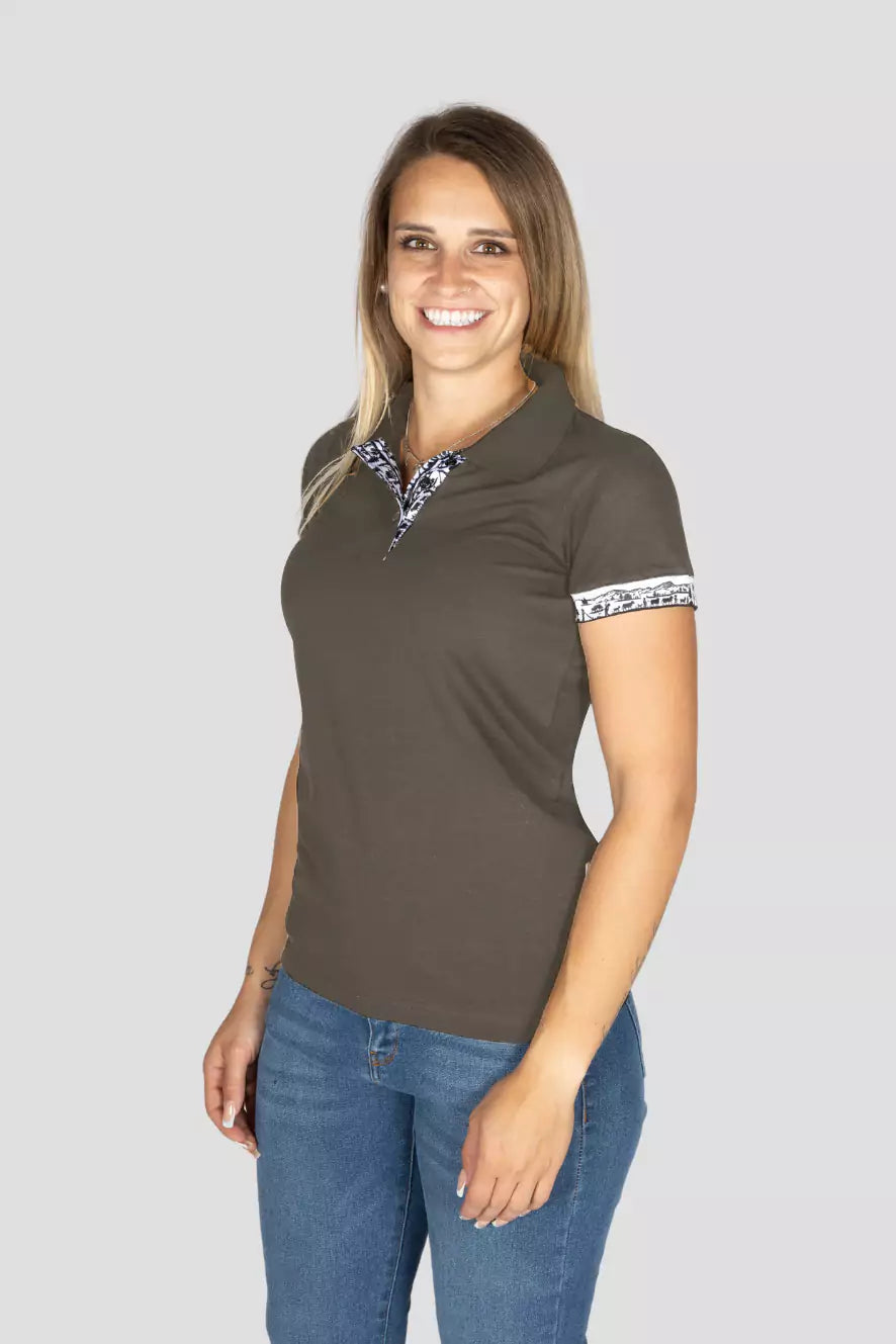 Damen Scherenschnitt Polo-Shirt von Edelvetica, gekennzeichnet durch einzigartige Scherenschnitt-Details am Kragen und den Armabschlüssen. Dieses elegante Polo-Shirt verbindet traditionelle Schweizer Kunst mit modernem Stil und bietet eine stilvolle Option für diverse Anlässe. Perfekt für eine anspruchsvolle Garderobe, die traditionelle Elemente und zeitgenössische Mode vereint.