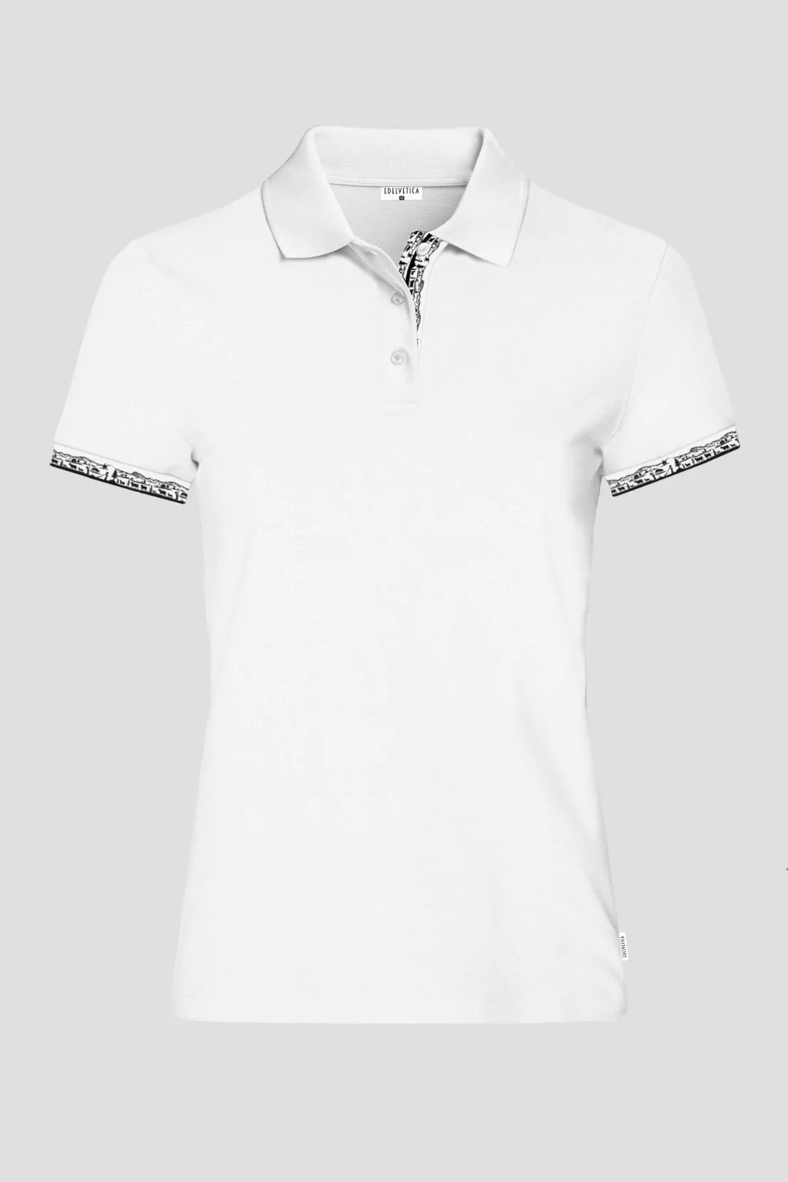 Damen Scherenschnitt Polo-Shirt von Edelvetica, gekennzeichnet durch einzigartige Scherenschnitt-Details am Kragen und den Armabschlüssen. Dieses elegante Polo-Shirt verbindet traditionelle Schweizer Kunst mit modernem Stil und bietet eine stilvolle Option für diverse Anlässe. Perfekt für eine anspruchsvolle Garderobe, die traditionelle Elemente und zeitgenössische Mode vereint.