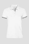 Damen Scherenschnitt Polo-Shirt von Edelvetica, gekennzeichnet durch einzigartige Scherenschnitt-Details am Kragen und den Armabschlüssen. Dieses elegante Polo-Shirt verbindet traditionelle Schweizer Kunst mit modernem Stil und bietet eine stilvolle Option für diverse Anlässe. Perfekt für eine anspruchsvolle Garderobe, die traditionelle Elemente und zeitgenössische Mode vereint.