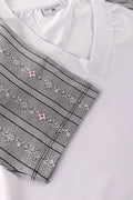 Damen T-Shirt Edelweiss Twist – Klassisches T-Shirt mit stilvollen Edelweiss-Akzenten an den Ärmeln. Weiche Baumwollmischung, bequeme Passform, perfekt für Alltag und Freizeit. Schweizer Design von Edelvetica.