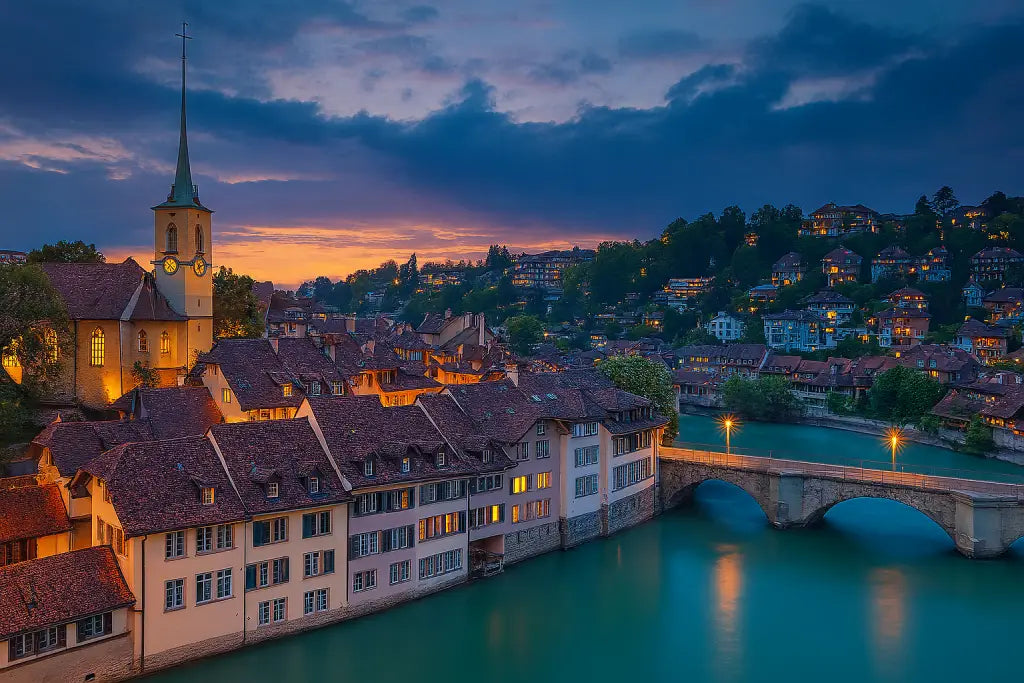 Impression der Berner Altstadt mit den charakteristischen Sandsteinfassaden, Laubengängen und dem Fluss Aare, die 1983 zum UNESCO-Weltkulturerbe erklärt wurde.