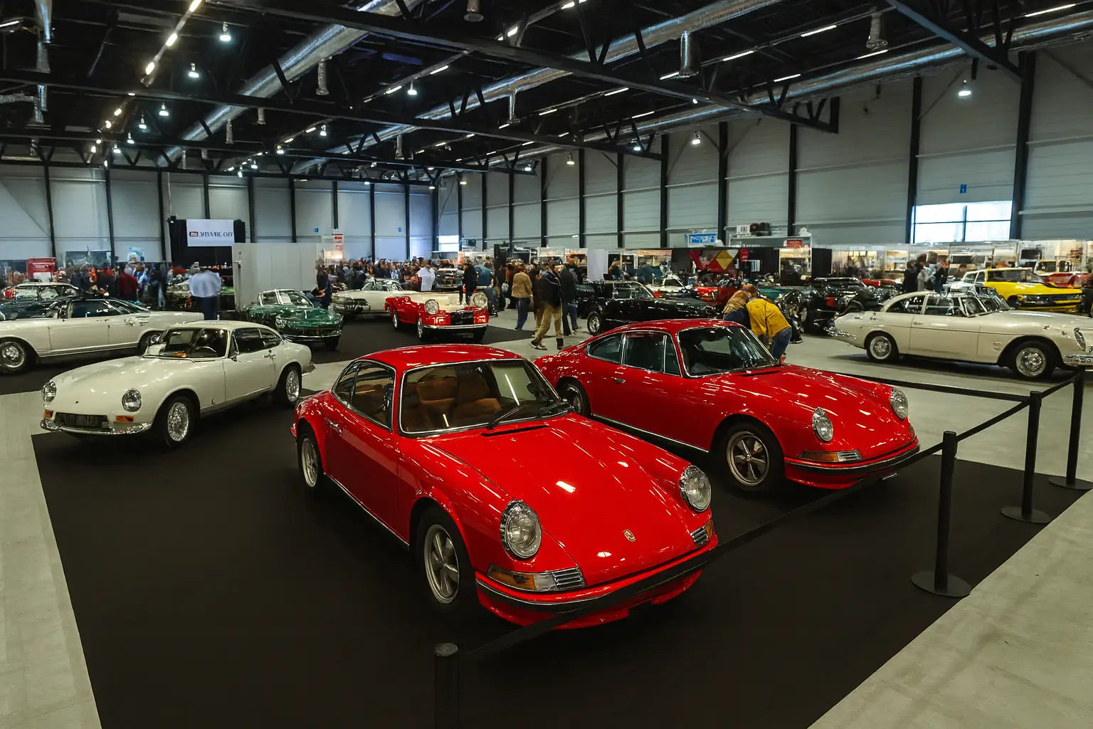 Mehrere sportliche Klassiker von Porsche in Rot und Weiss auf der Swiss Classic World in Luzern