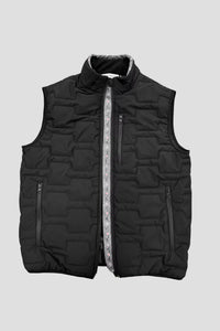 Gilet Edelweiss Herren in Schwarz mit grauem Edelweiss-Muster, hochwertig verarbeitet, mit dezenten Edelweiss-Streifen am Reissverschluss und Nacken, ideal für Arbeit, Freizeit und elegante Anlässe.