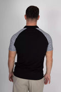 Herren Polo-Shirt Edelweiss Twist – Elegantes Poloshirt mit dezenten Edelweiss-Akzenten am Kragen und den Ärmelabschlüssen. Hochwertige Baumwollmischung, sportlich-eleganter Schnitt, ideal für Alltag, Freizeit und besondere Anlässe. Schweizer Design von Edelvetica.