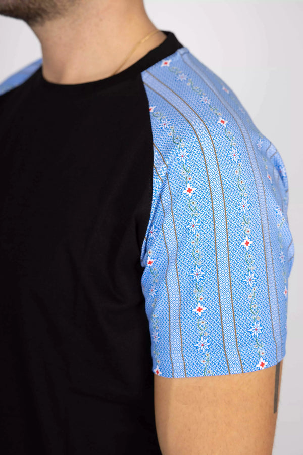 Herren T-Shirt Edelweiss Twist – Klassisches T-Shirt mit stilvollen Edelweiss-Akzenten an den Ärmeln. Weiche Baumwollmischung, bequeme Passform, perfekt für Alltag und Freizeit. Schweizer Design von Edelvetica.