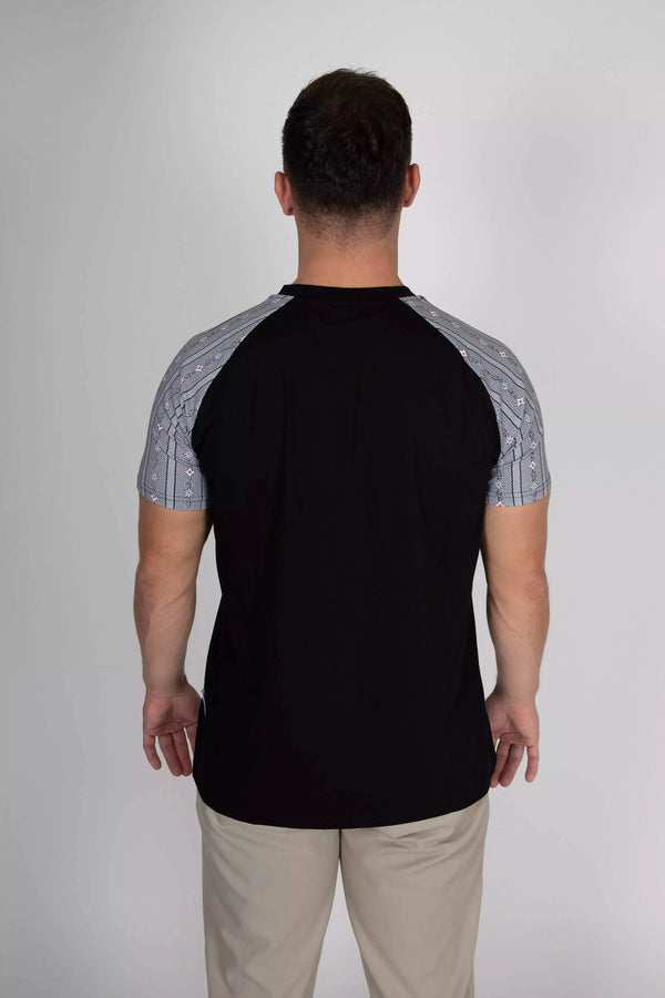 Herren T-Shirt Edelweiss Twist – Klassisches T-Shirt mit stilvollen Edelweiss-Akzenten an den Ärmeln. Weiche Baumwollmischung, bequeme Passform, perfekt für Alltag und Freizeit. Schweizer Design von Edelvetica.