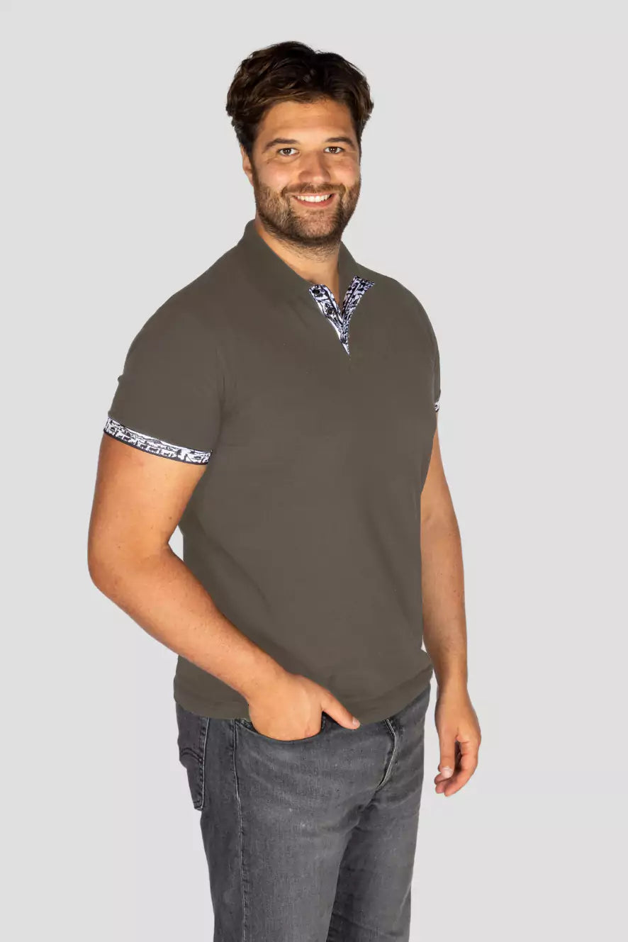 Herren Scherenschnitt Polo-Shirt von Edelvetica, gekennzeichnet durch einzigartige Scherenschnitt-Details am Kragen und den Armabschlüssen. Dieses elegante Polo-Shirt verbindet traditionelle Schweizer Kunst mit modernem Stil und bietet eine stilvolle Option für diverse Anlässe. Perfekt für eine anspruchsvolle Garderobe, die traditionelle Elemente und zeitgenössische Mode vereint.