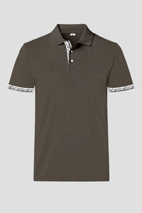 Herren Scherenschnitt Polo-Shirt von Edelvetica, gekennzeichnet durch einzigartige Scherenschnitt-Details am Kragen und den Armabschlüssen. Dieses elegante Polo-Shirt verbindet traditionelle Schweizer Kunst mit modernem Stil und bietet eine stilvolle Option für diverse Anlässe. Perfekt für eine anspruchsvolle Garderobe, die traditionelle Elemente und zeitgenössische Mode vereint.