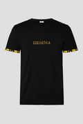 Herren Shirt 'Alpaufzug' von Edelvetica, das traditionelle Schweizer Kultur mit modernem Design verbindet. Das Shirt zeigt eine Darstellung des Alpaufzugs, einem traditionellen Schweizer Ereignis, das den Beginn des Alpsommers markiert. Es kombiniert Komfort und Stil, ideal für alltägliche oder besondere Anlässe.