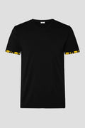 Herren Shirt 'Alpaufzug' von Edelvetica, das traditionelle Schweizer Kultur mit modernem Design verbindet. Das Shirt zeigt eine Darstellung des Alpaufzugs, einem traditionellen Schweizer Ereignis, das den Beginn des Alpsommers markiert. Es kombiniert Komfort und Stil, ideal für alltägliche oder besondere Anlässe.