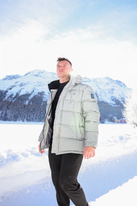 Herren Winterjacke von Edelvetica, handgefertigt für höchste Qualität. Diese stilvolle Jacke zeichnet sich durch ein einzigartiges Edelweiss-Muster auf der Innenseite aus, das traditionelle Schweizer Elemente mit modernem Design verbindet. Die Jacke verbindet Funktionalität mit einem stilvollen Design, ideal für den modischen Auftritt in der Winterlandschaft.