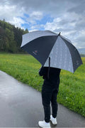 Edelvetica Edelweiss Regenschirm, ein eleganter und praktischer Begleiter für regnerische Tage. Der Schirm zeichnet sich durch sein auffälliges Edelweiss-Design aus, das einen Hauch von alpiner Eleganz vermittelt. Er ist perfekt für diejenigen, die auch bei schlechtem Wetter stilvoll und geschützt bleiben möchten.
